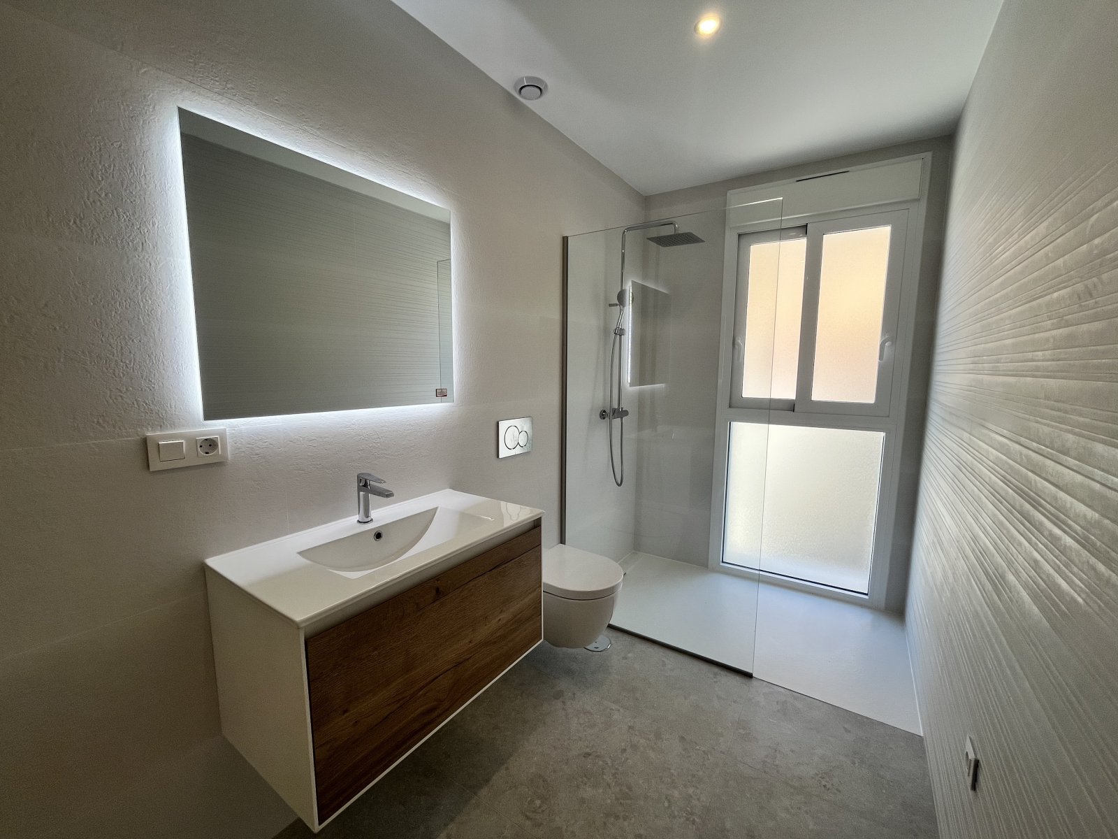 Ексклузивни апартаменти на партерен етаж, на 1 км от морето и с общ басейн, Торревиеха