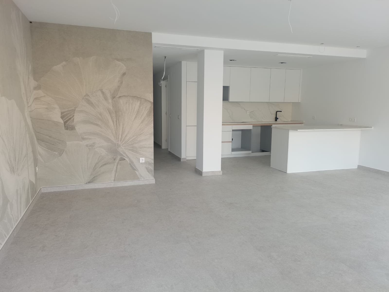 Ексклузивни апартаменти на партерен етаж, на 1 км от морето и с общ басейн, Торревиеха