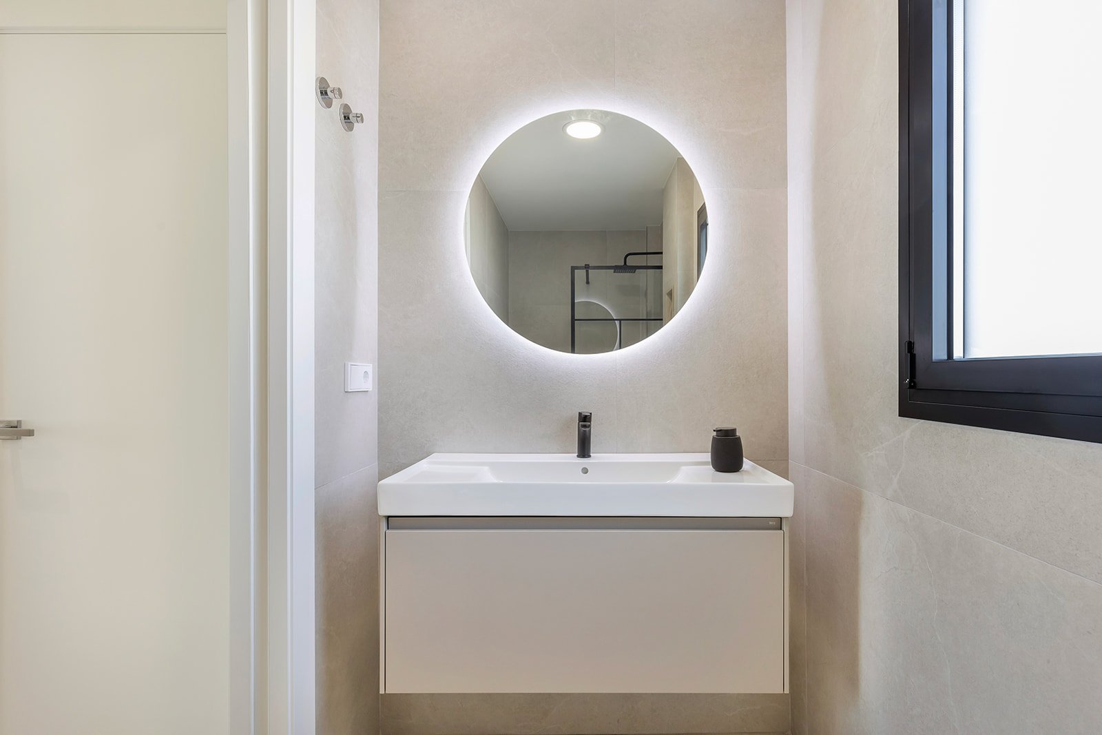 Модерно самостоятелно шале с частен басейн и градина на 2 км от морето, Лос Алказарес