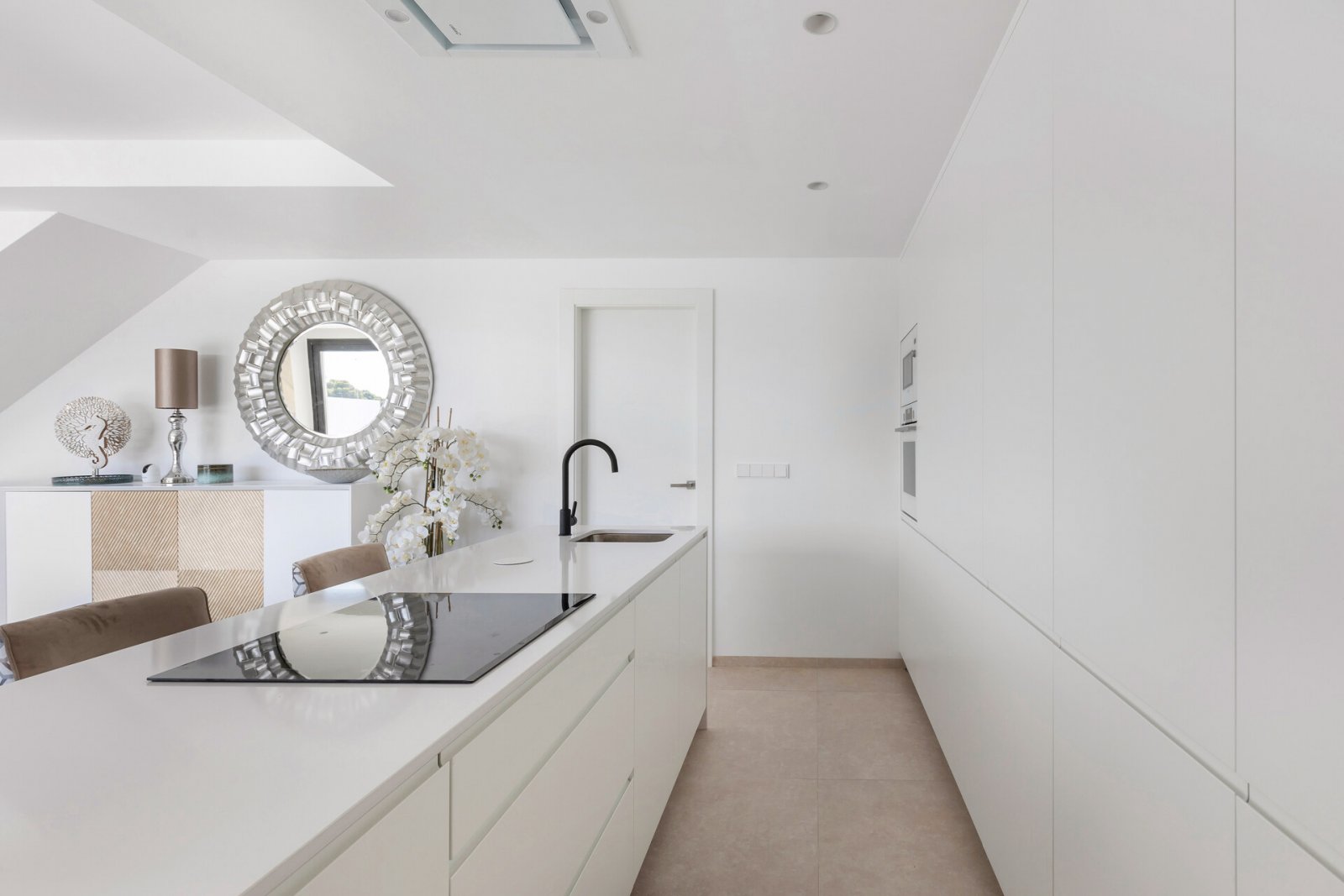 Модерно самостоятелно шале с частен басейн и градина на 2 км от морето, Лос Алказарес