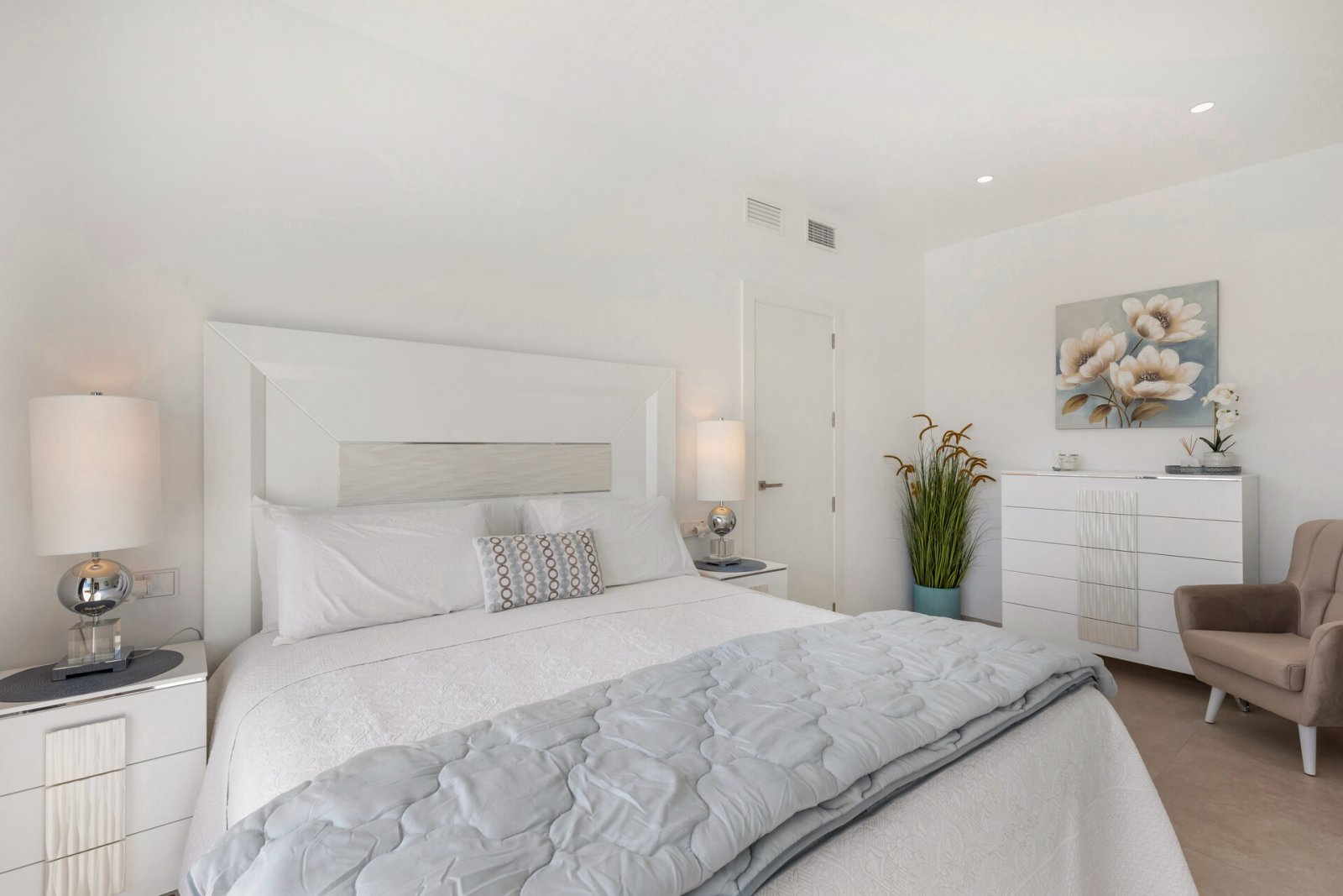 Модерно самостоятелно шале с частен басейн и градина на 2 км от морето, Лос Алказарес