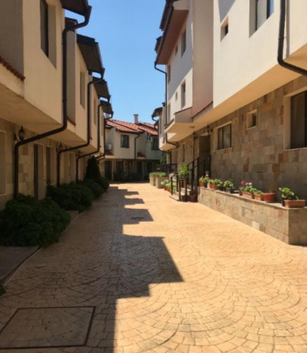 Kosharitsa: Двустаен апартамент в комплекса Империал Хайтс, Косарица 