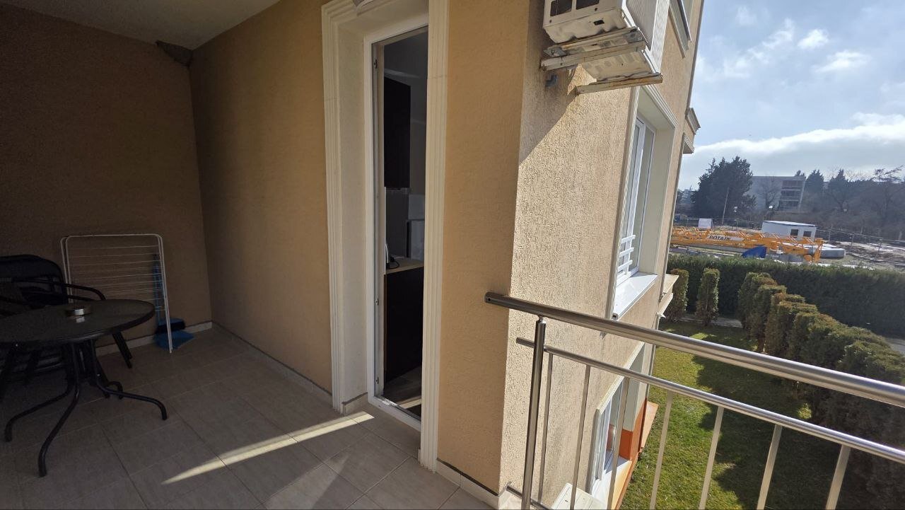 Тристаен апартамент с гледка към басейна в жилищния комплекс VIP Vision, Слънчев бряг, България