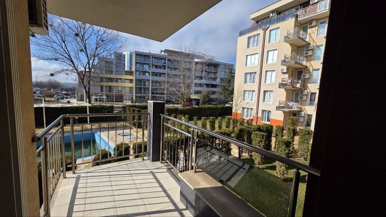 Тристаен апартамент с гледка към басейна в жилищния комплекс VIP Vision, Слънчев бряг, България