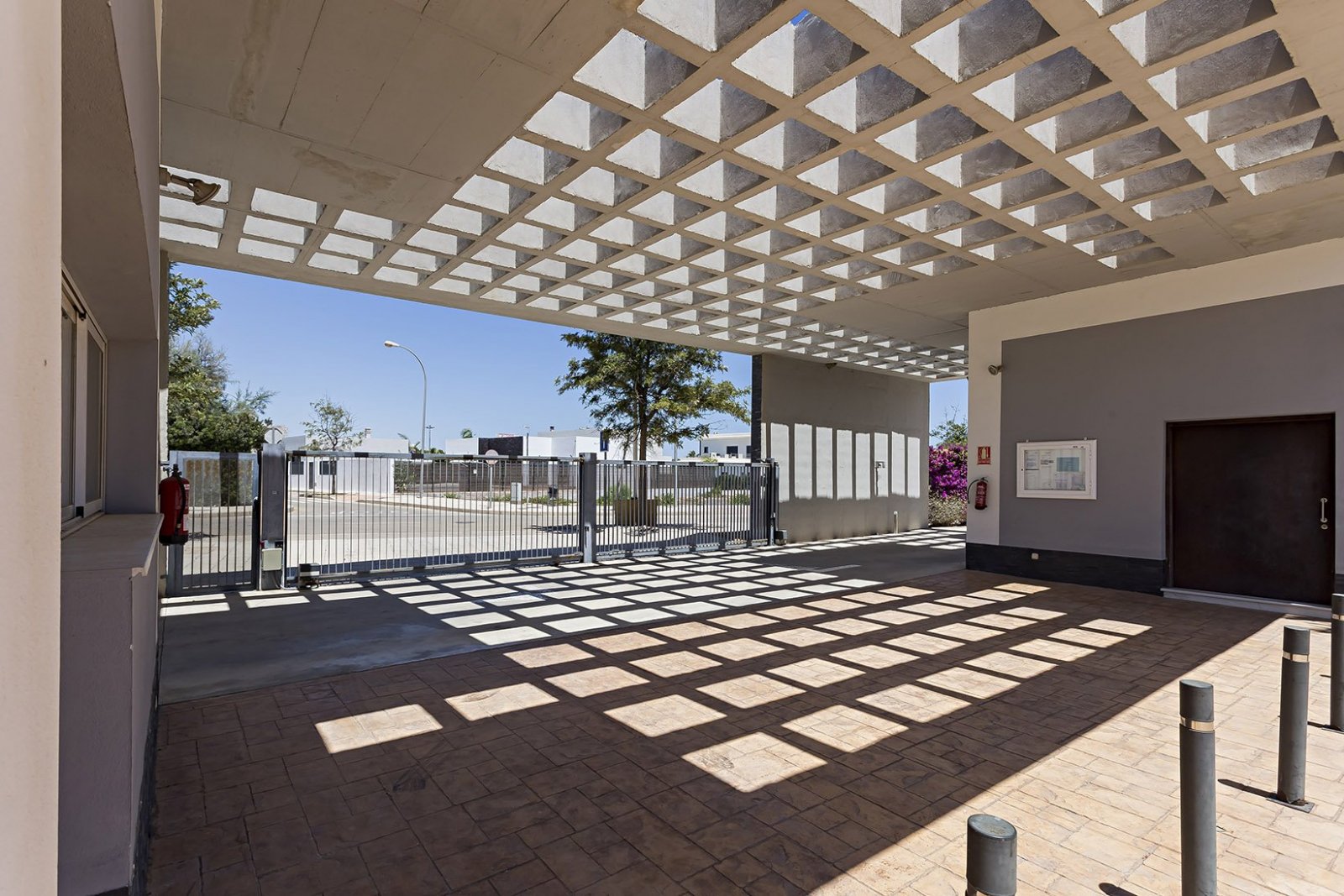 Модерни апартаменти с басейн близо до летището, Вера