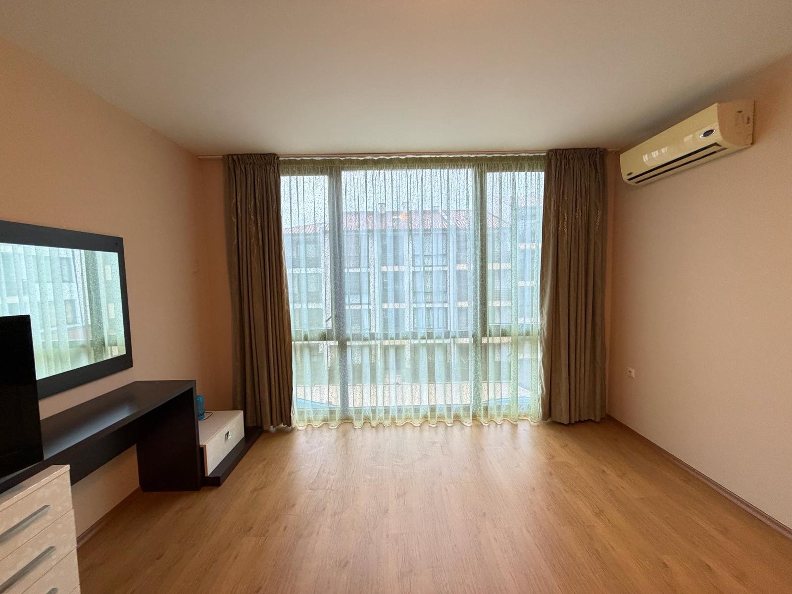 Тристаен апартамент с гледка към басейна в комплекс Вияна, Несебър, България