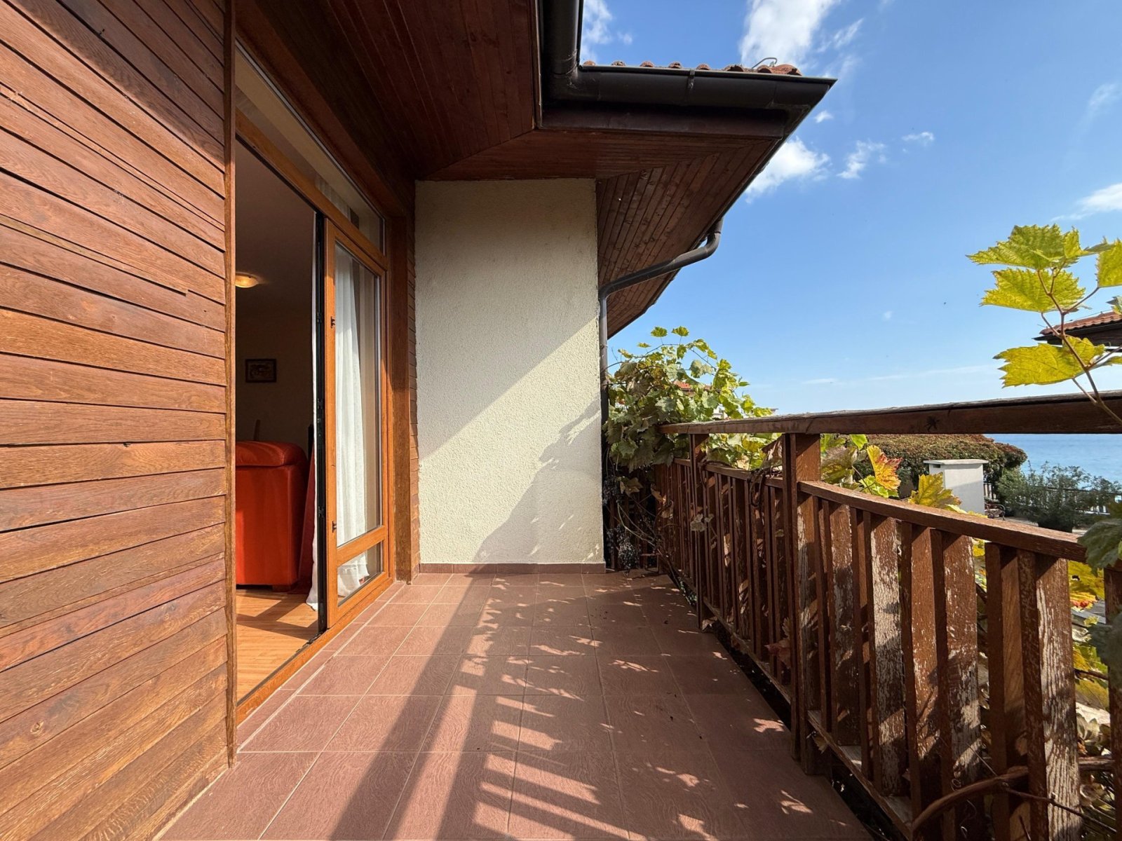 Двустаен апартамент директно до морето в престижната сграда Райска градина в Свети Влас.