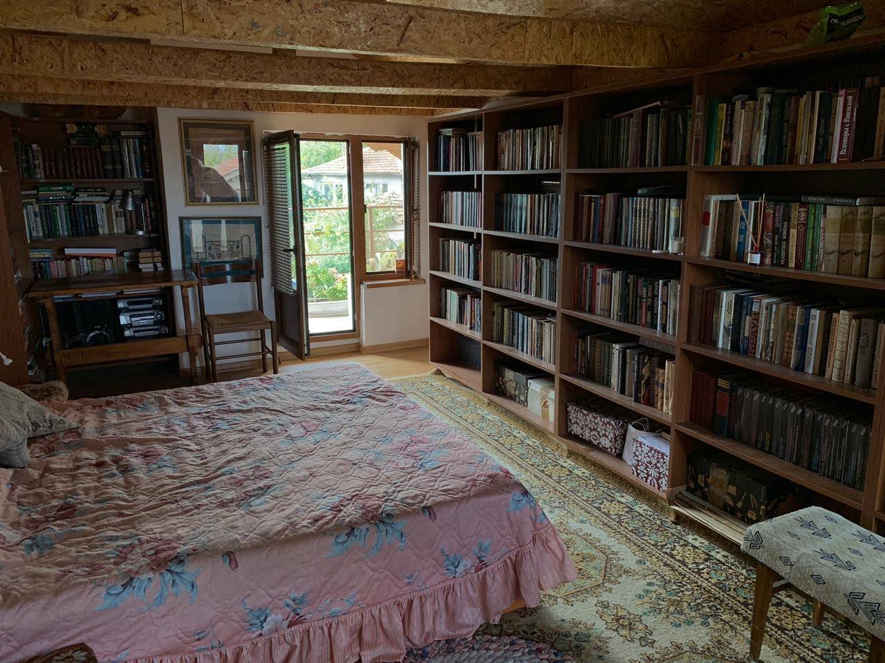 Еднофамилна къща с навес и соларни панели, район Извор, Бургас, България