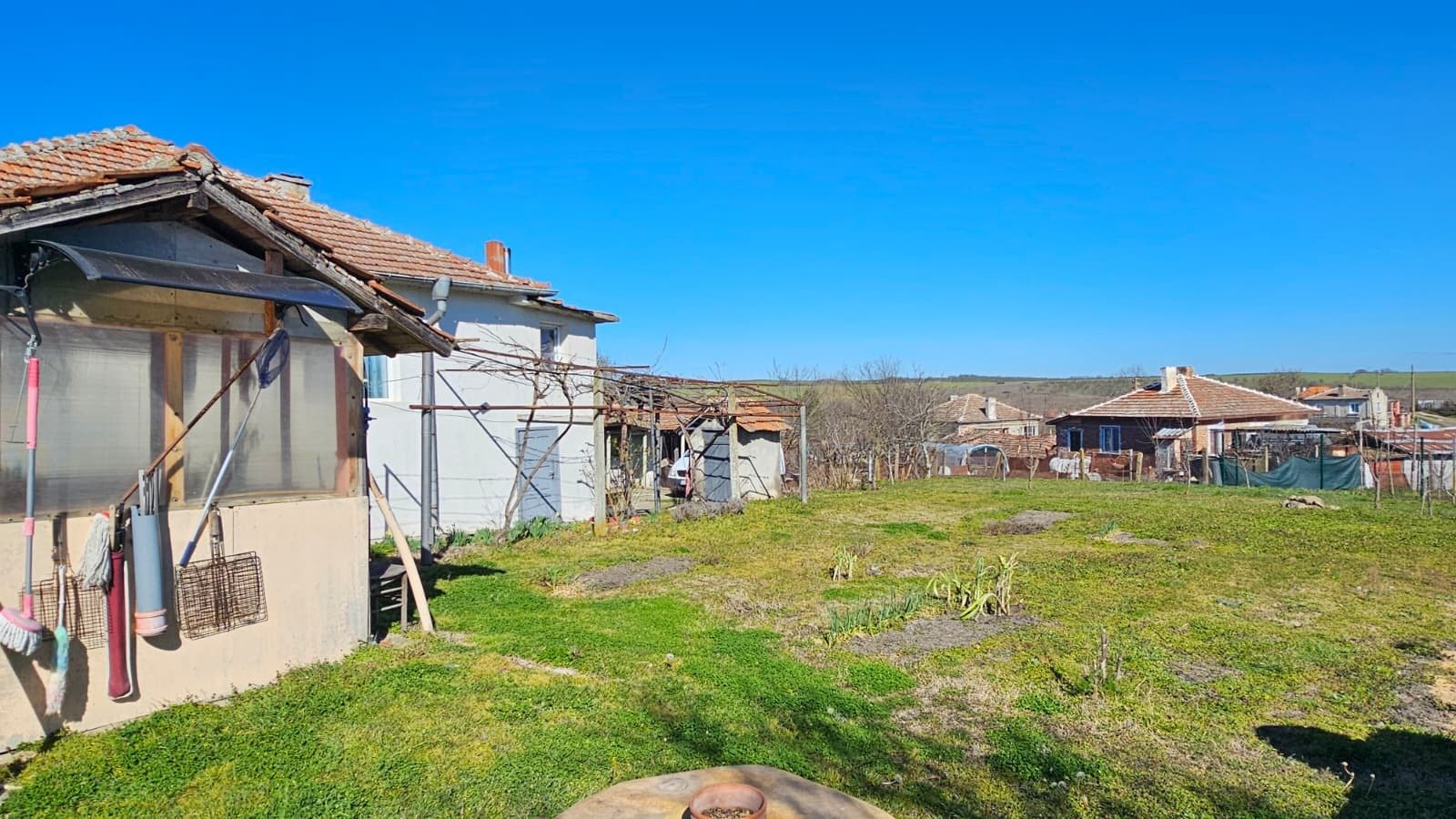 Къща с допълнителна сграда в село Дюлево, България