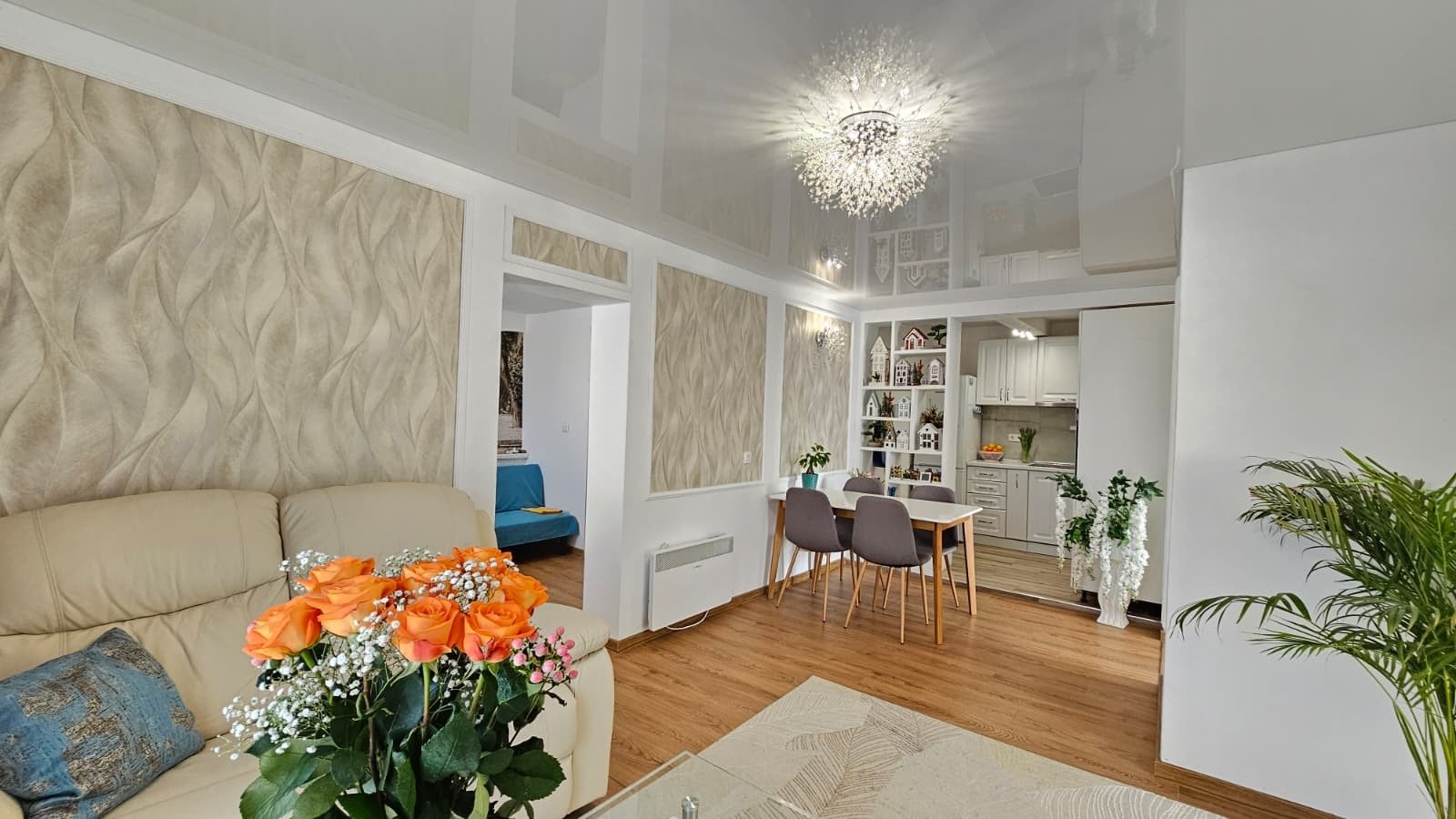 Бунгало с помощна сграда и двор в Кошарица, България