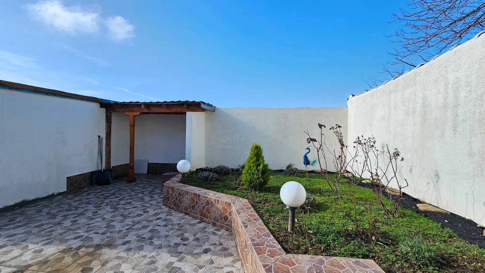 Бунгало с помощна сграда и двор в Кошарица, България