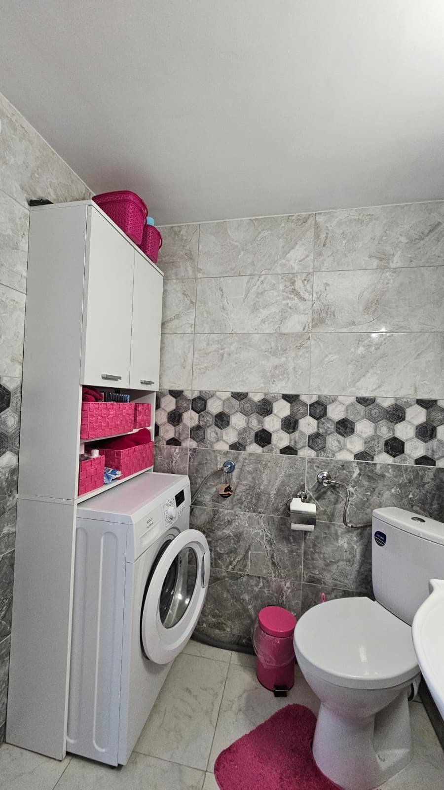 Бунгало с помощна сграда и двор в Кошарица, България