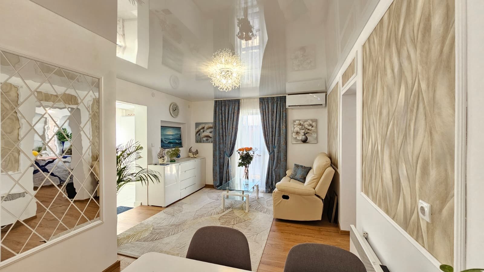 Бунгало с помощна сграда и двор в Кошарица, България