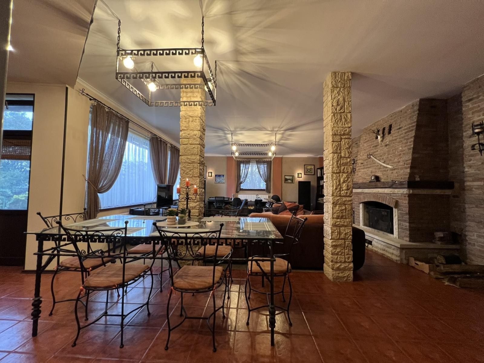 Главна сграда, гостна къща, складова сграда – 1 000 м² в комплекс Аврен, Варна.