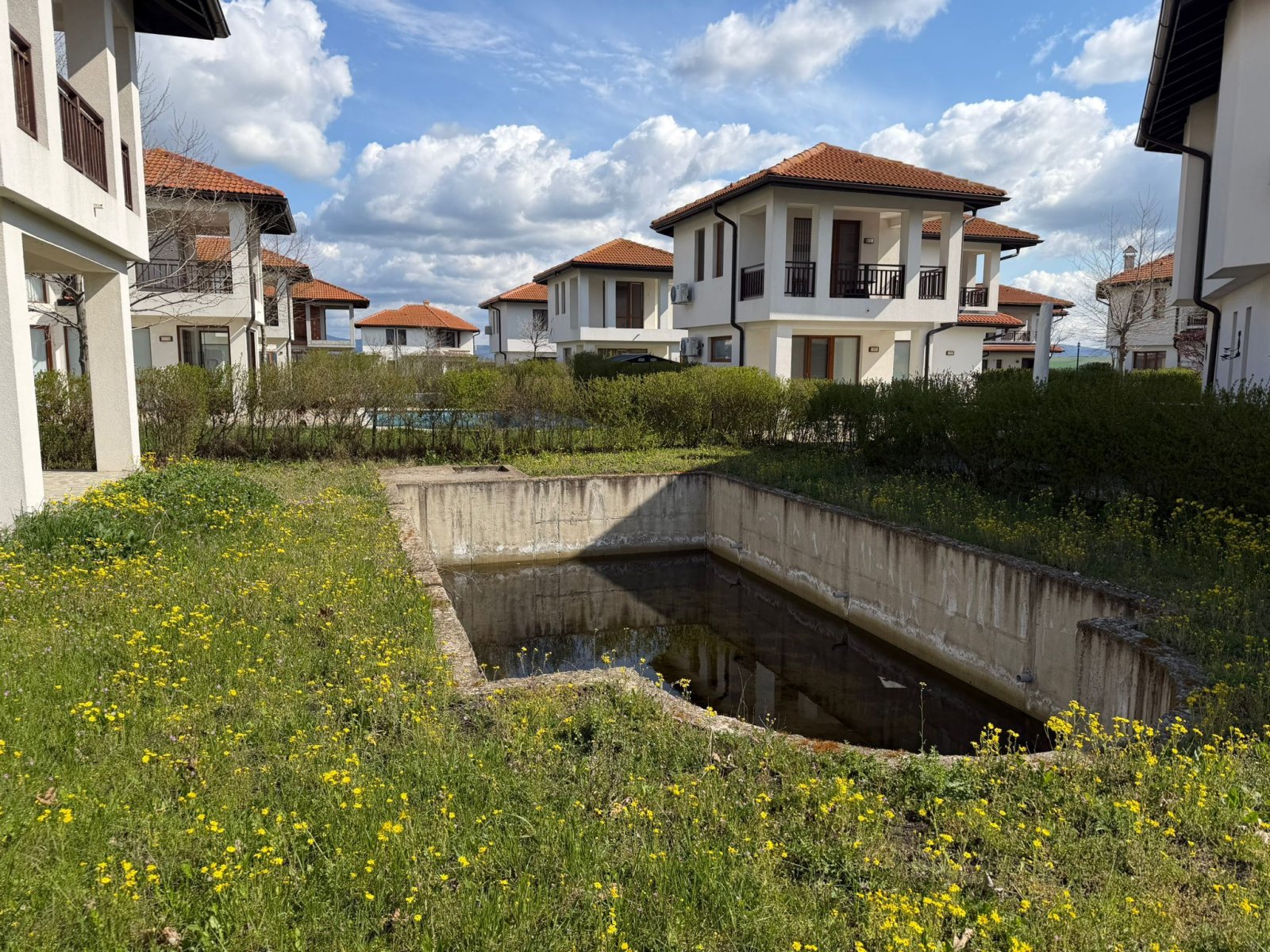 Къща в състояние на груб строеж в комплекс Floral Meadows, Каблешково, България