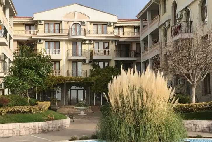 Двустаен апартамент с изглед към морето в комплекс Royal Bay 1 в Свети Влас, България