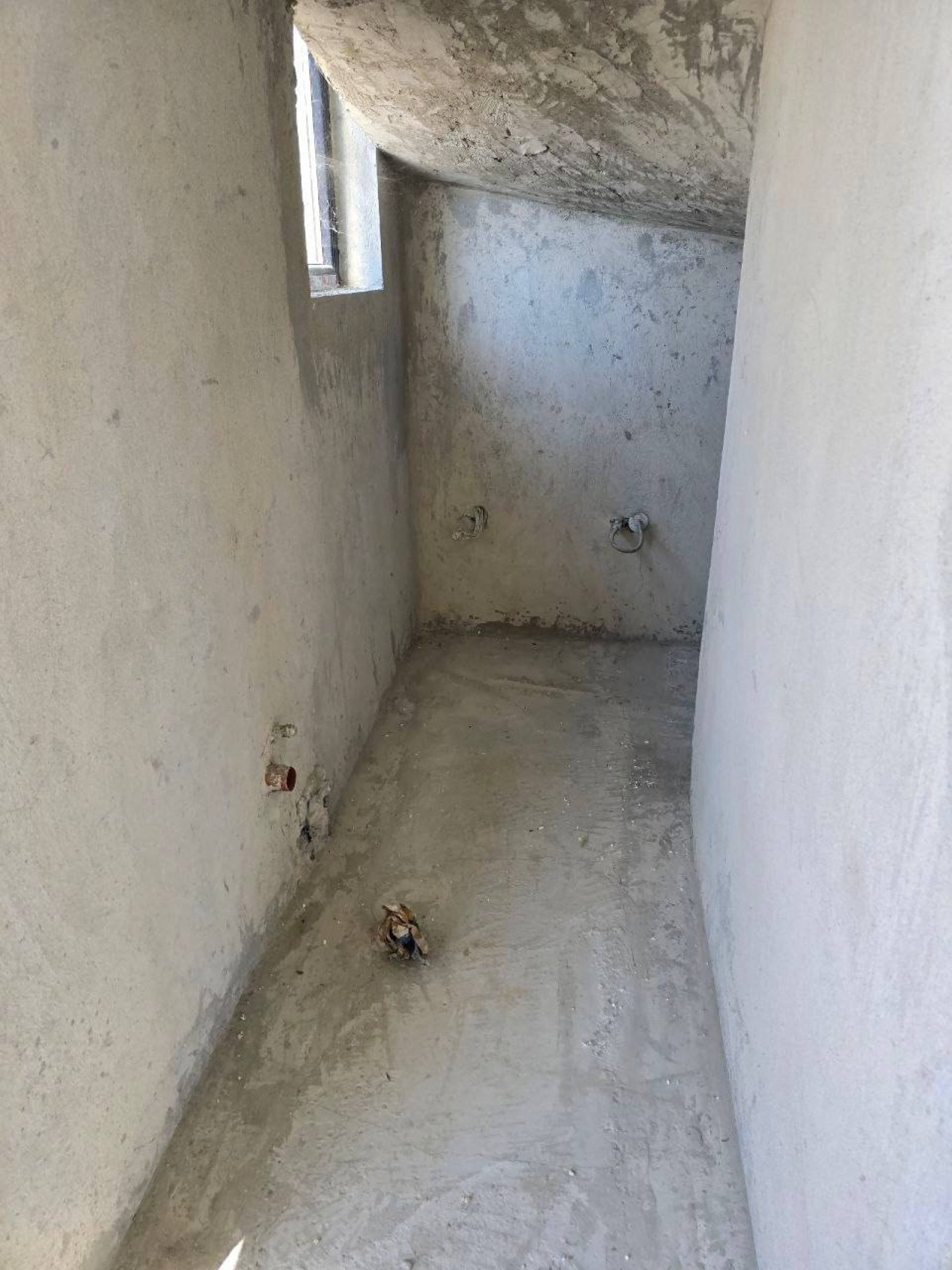 Къща с 6 стаи с обща площ от 208 м², разположена в село Кошарица на Черноморското крайбрежие на България.