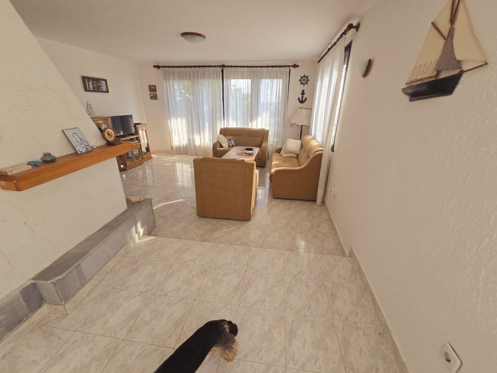 Триетажна къща с панорамен изглед към морето в центъра на село Кошарица – на българското Черноморие.