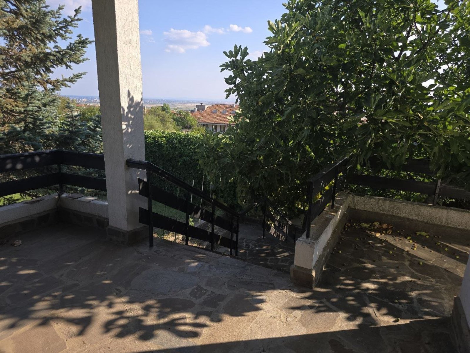 Триетажна къща с панорамен изглед към морето в центъра на село Кошарица – на българското Черноморие.