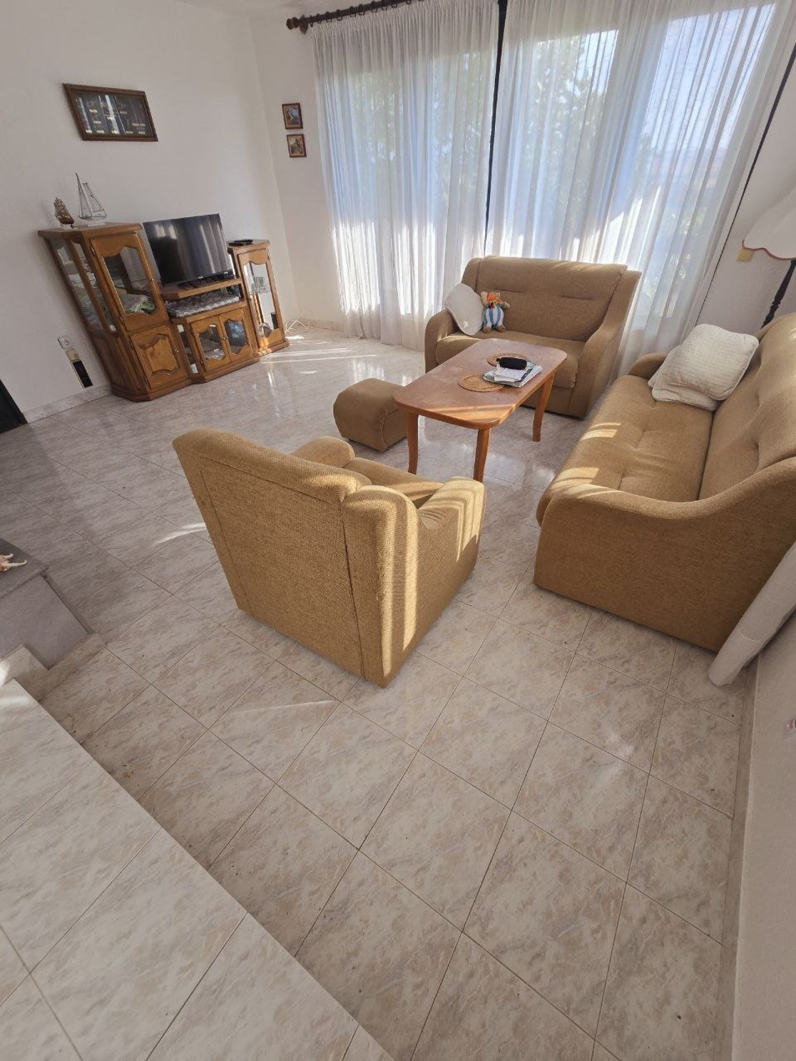 Триетажна къща с панорамен изглед към морето в центъра на село Кошарица – на българското Черноморие.