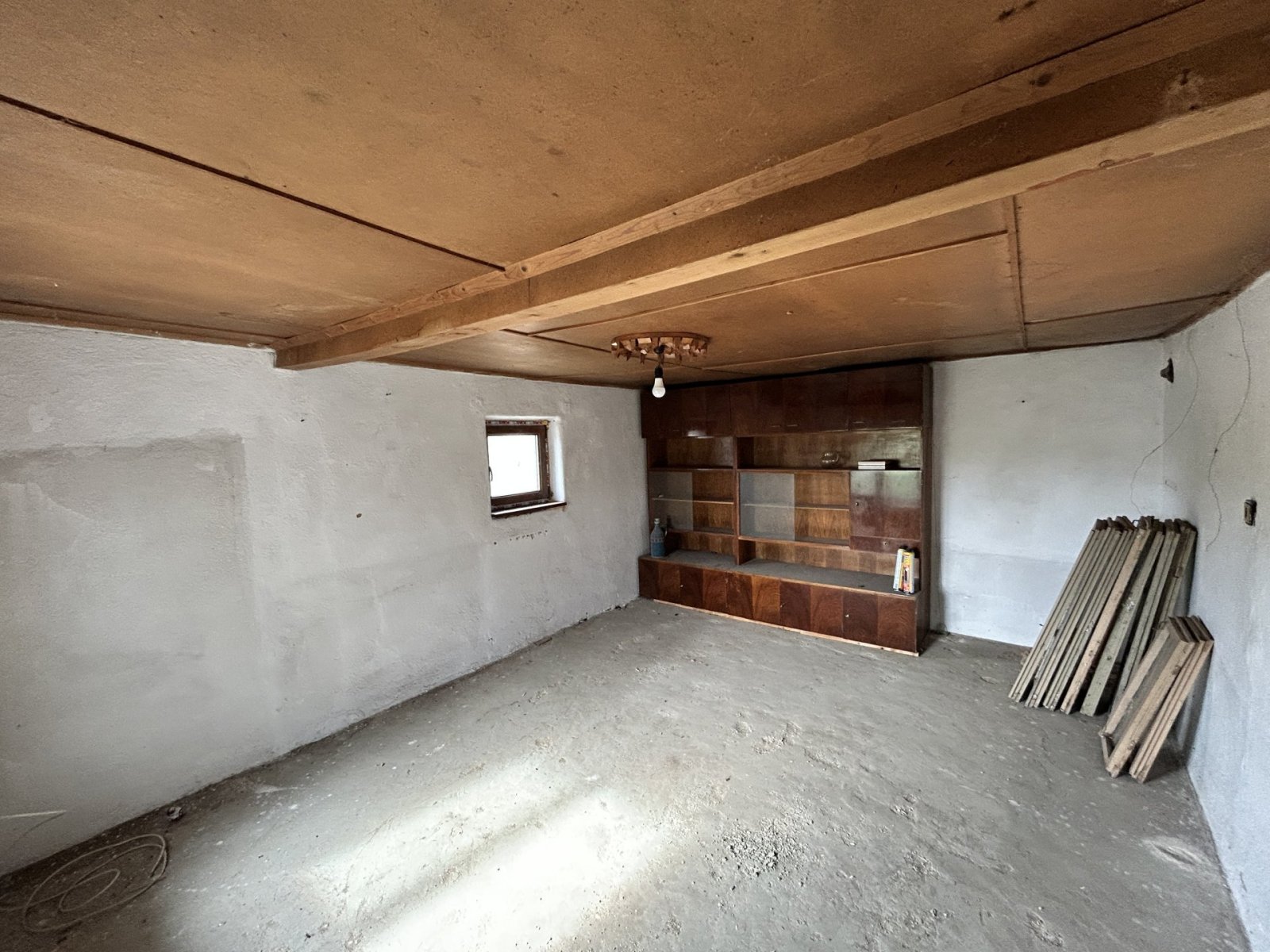 Стари частично ремонтиран дом с голям двор в село Одринци, регион Добрич, България