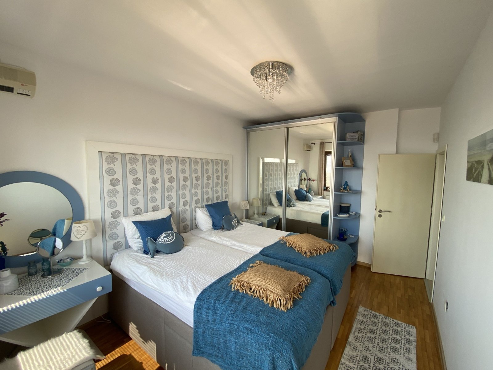 Villa mit großem Garten, Pool und Meerblick in Bojurets Bulgarien