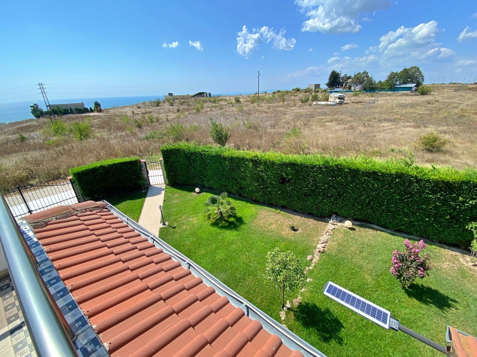 Villa mit großem Garten, Pool und Meerblick in Bojurets Bulgarien