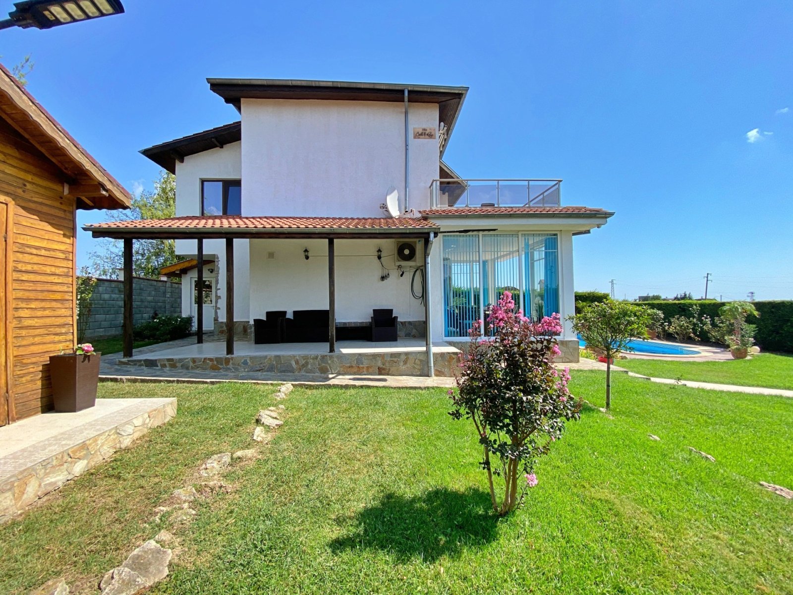 Villa mit großem Garten, Pool und Meerblick in Bojurets Bulgarien