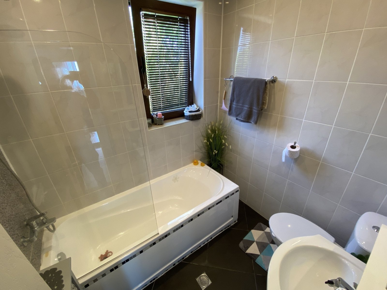 Villa mit großem Garten, Pool und Meerblick in Bojurets Bulgarien