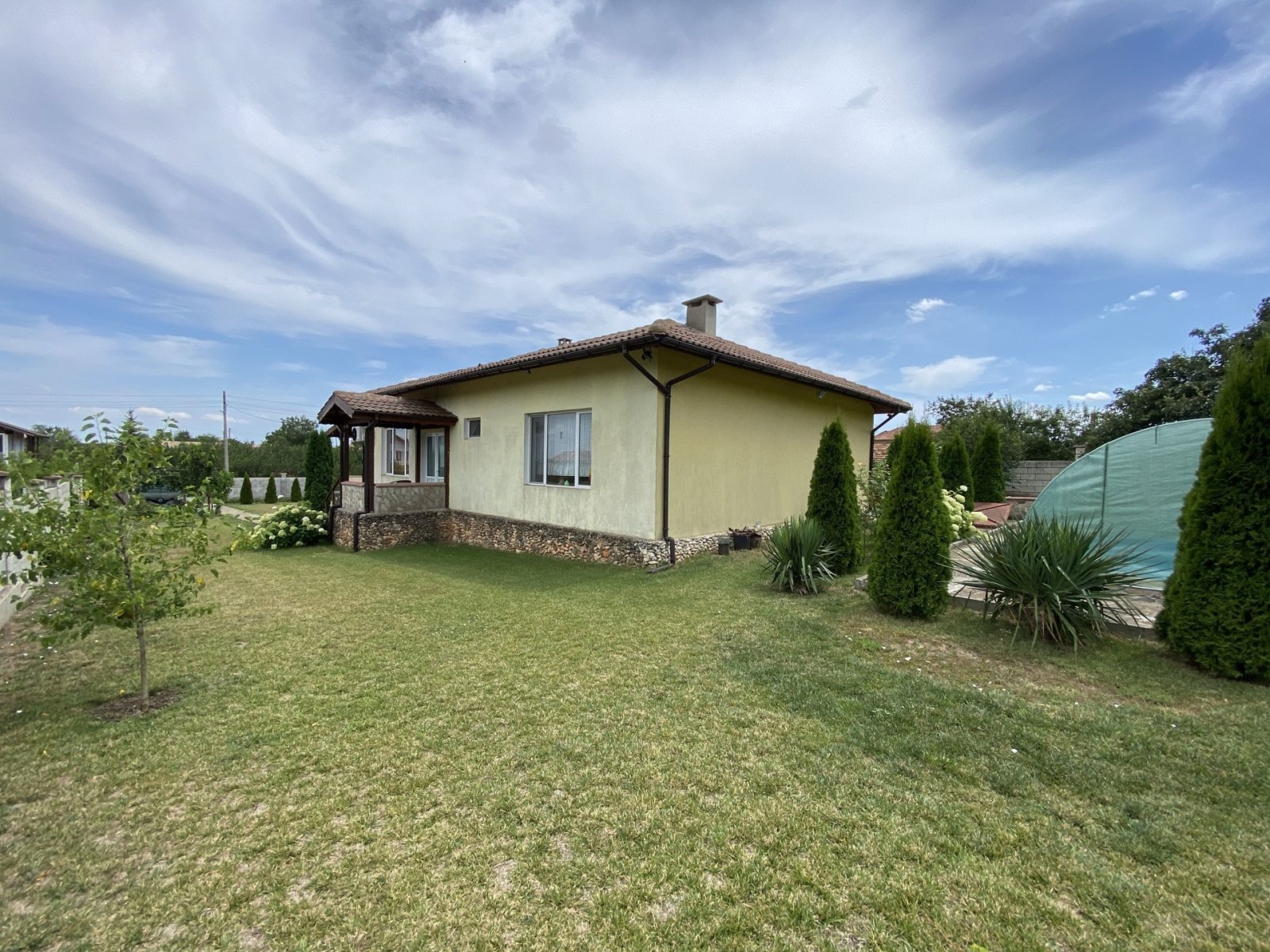 Къща с един семеен апартамент, басейн и градина в село Славеево, Добрич, България