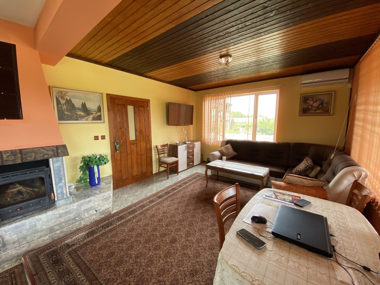 Къща с един семеен апартамент, басейн и градина в село Славеево, Добрич, България