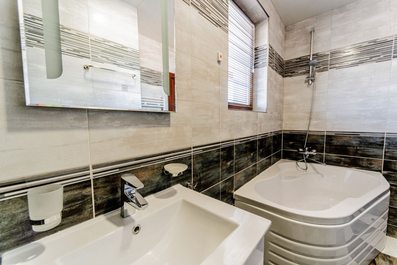 hotel-alisa-apartment-bath-1