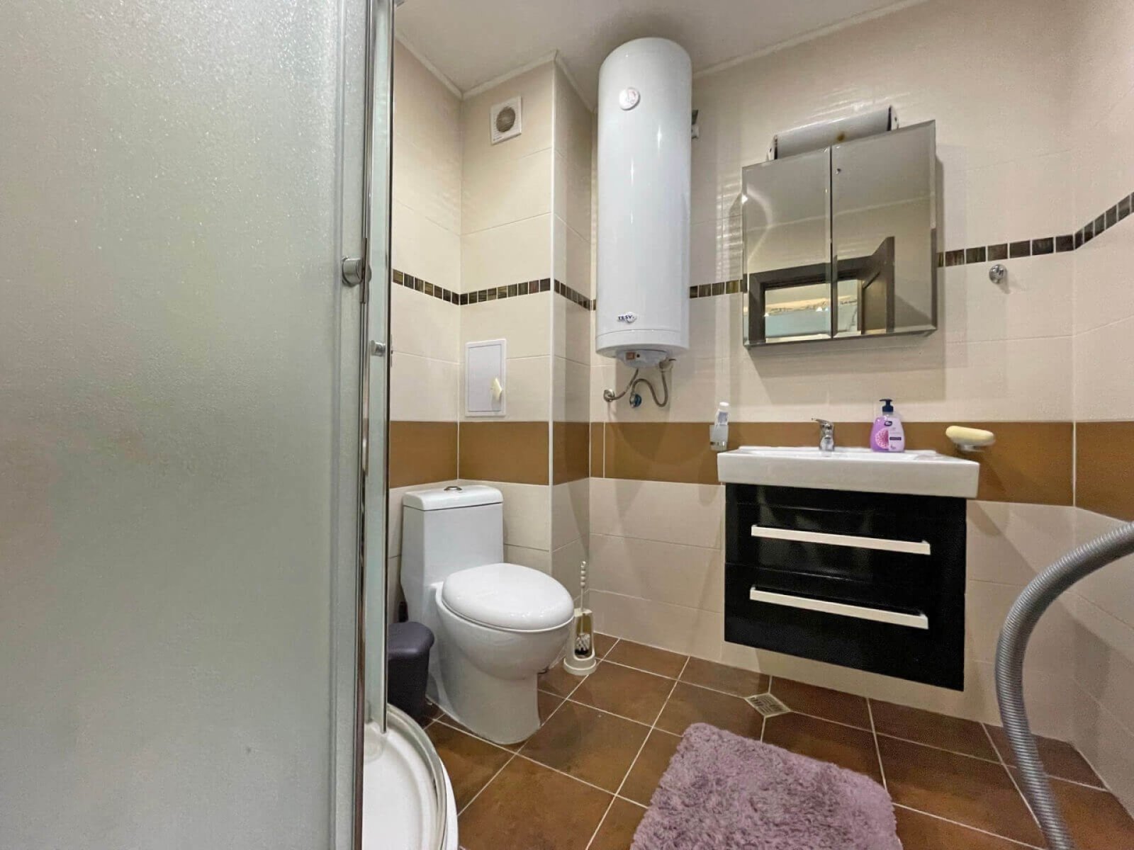 Пълно обзаведен едностаен апартамент на първа морска линия в комплекс Rich, разположен в Рауда, България.