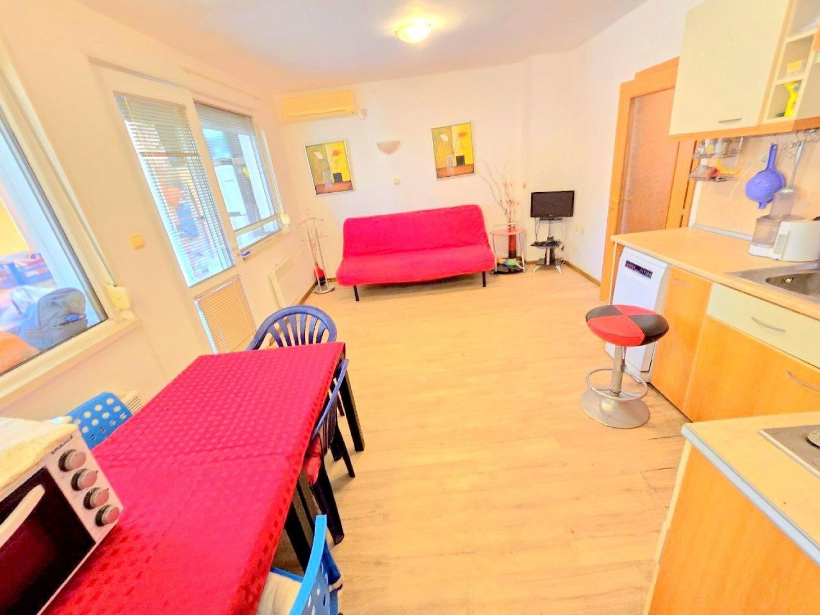 Тристаен апартамент на само 5 минути от плажа в Къщите на Информат в Свети Влас, България.