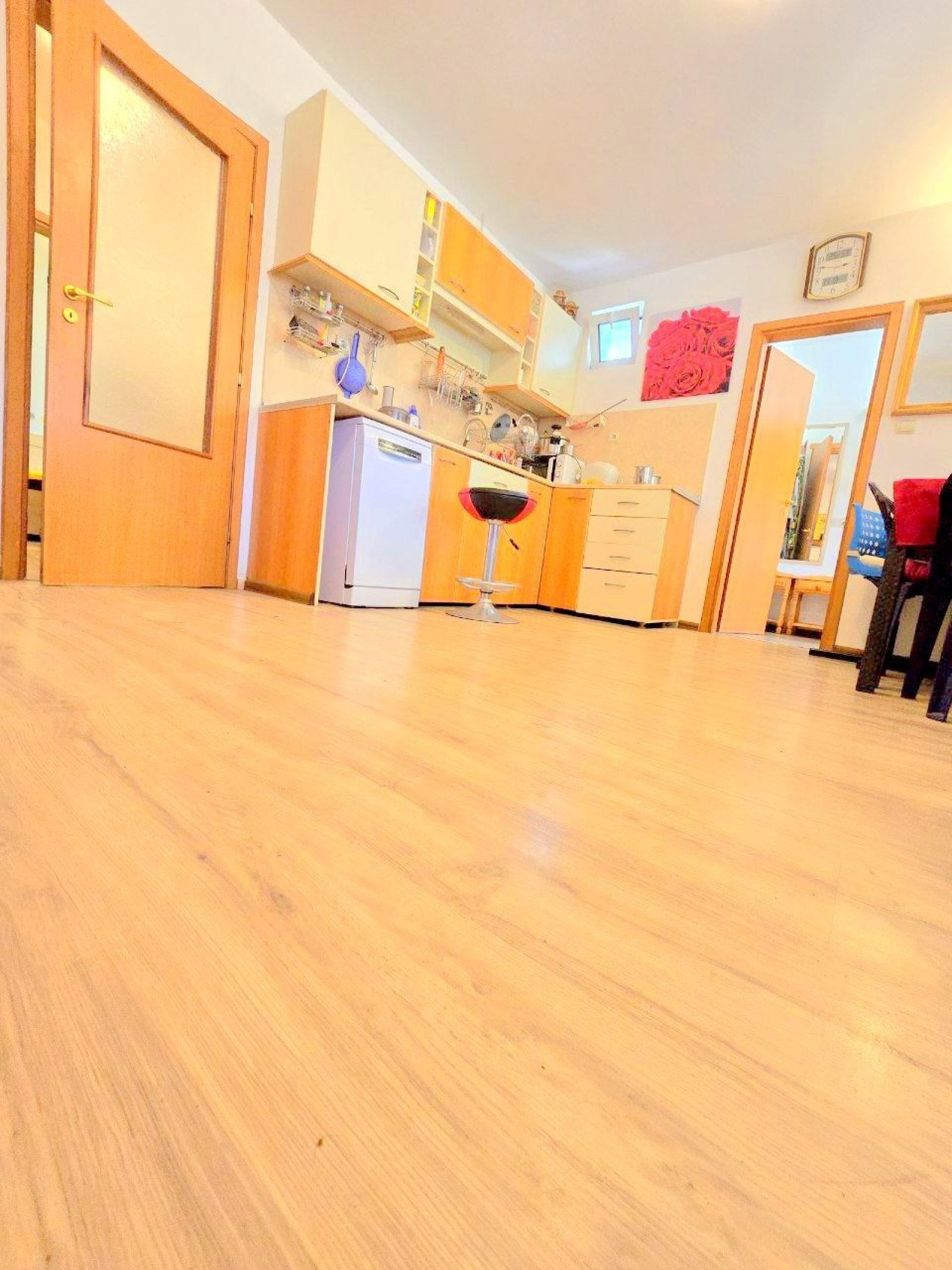 Тристаен апартамент на само 5 минути от плажа в Къщите на Информат в Свети Влас, България.