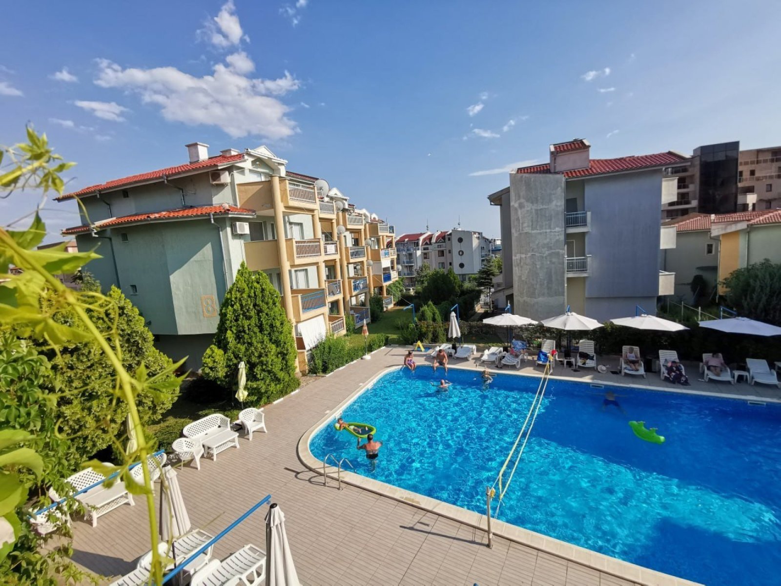 Тристаен апартамент на само 5 минути от плажа в Къщите на Информат в Свети Влас, България.