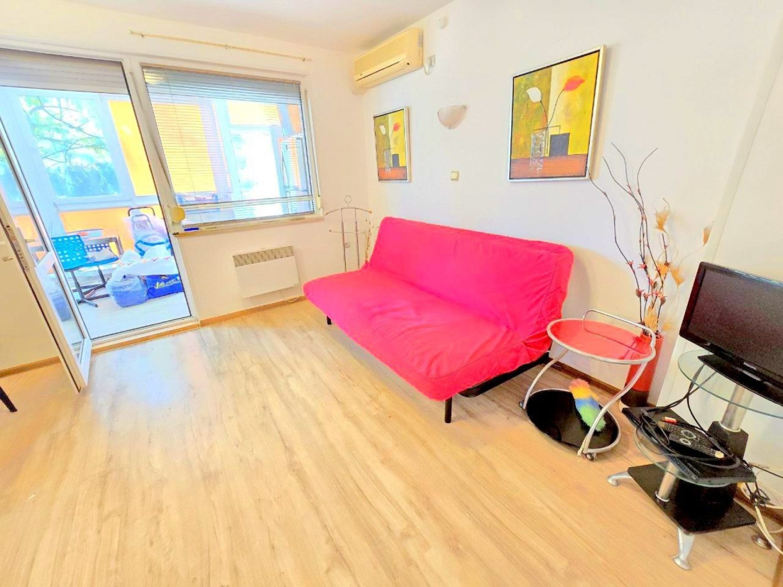 Тристаен апартамент на само 5 минути от плажа в Къщите на Информат в Свети Влас, България.