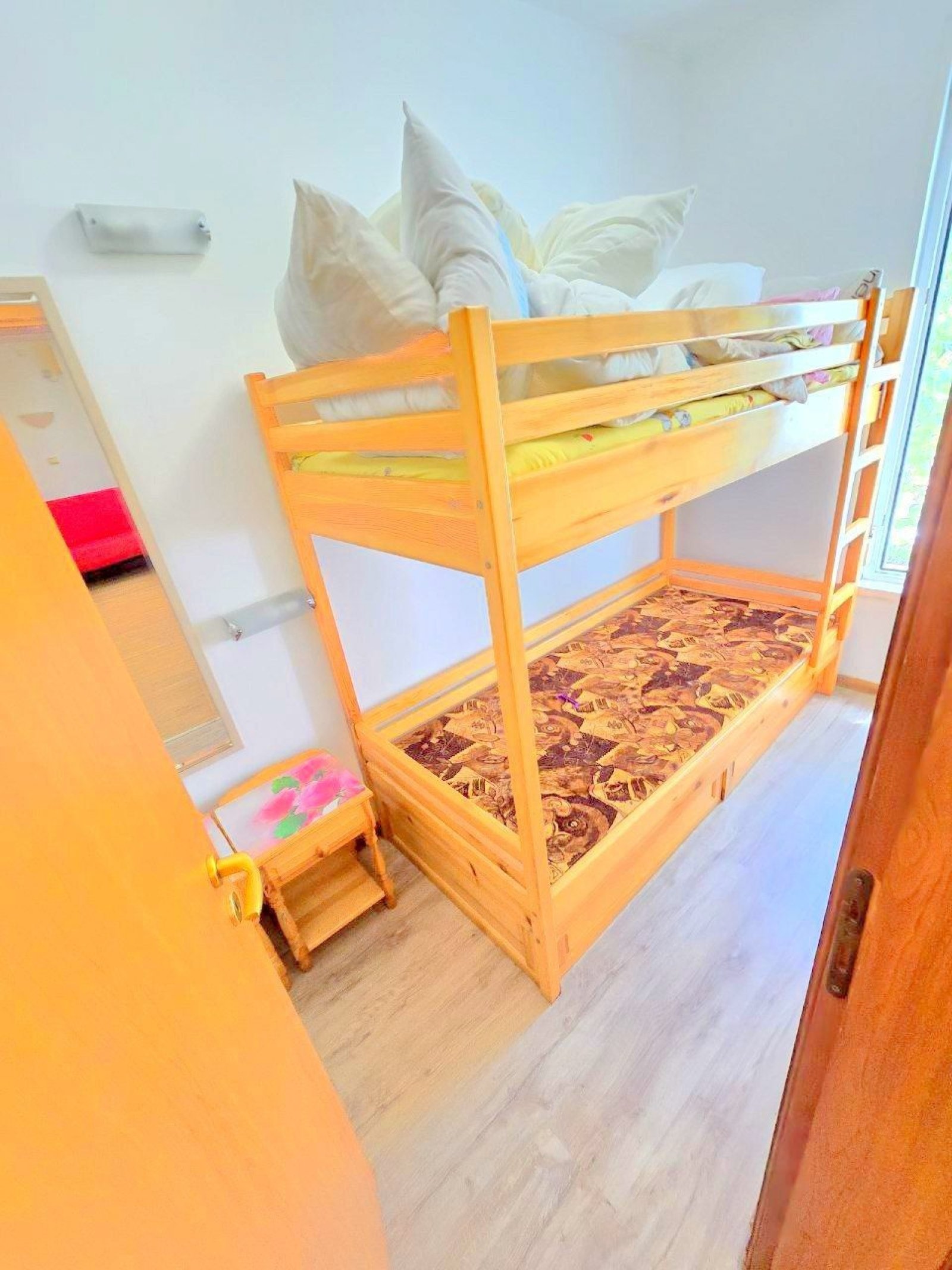 Тристаен апартамент на само 5 минути от плажа в Къщите на Информат в Свети Влас, България.