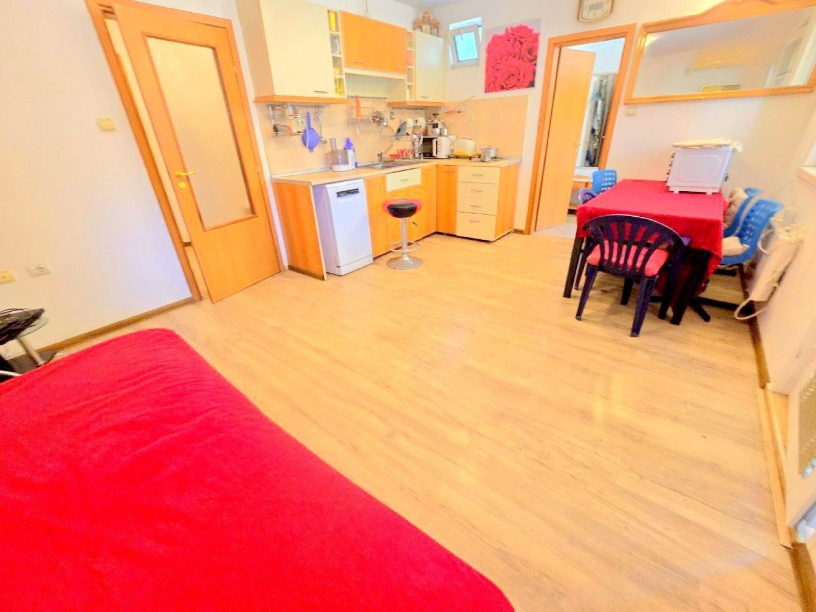 Тристаен апартамент на само 5 минути от плажа в Къщите на Информат в Свети Влас, България.