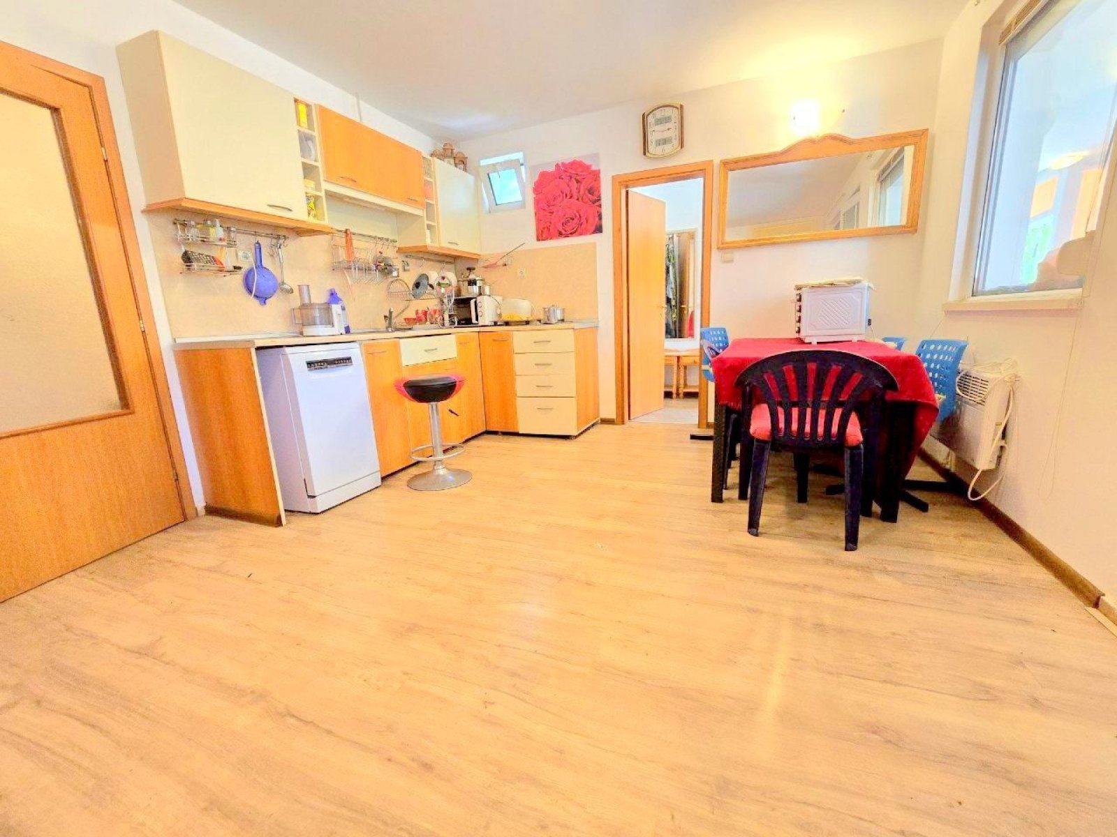 Тристаен апартамент на само 5 минути от плажа в Къщите на Информат в Свети Влас, България.