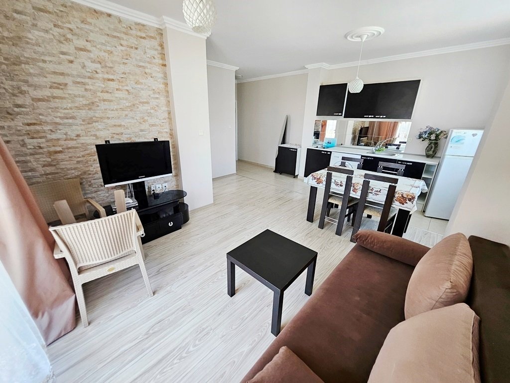 Светъл апартамент с една спалня, гледка към басейна и голяма тераса в комплекс Персани