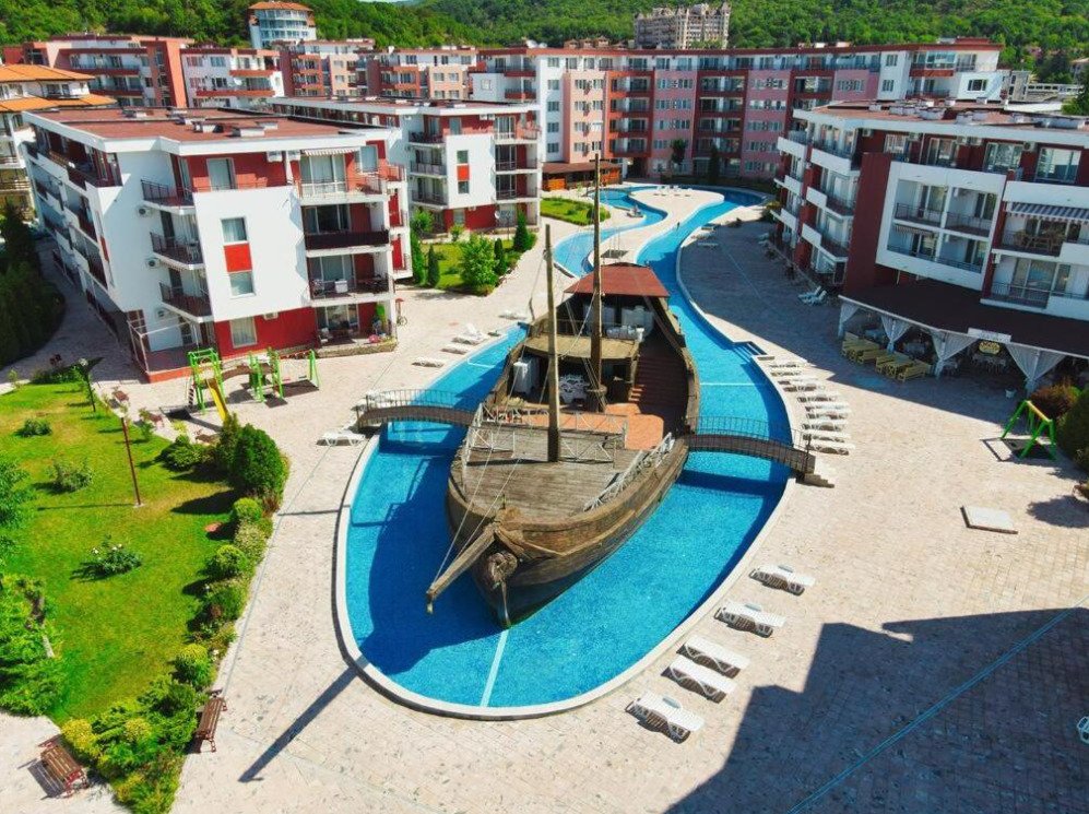 Просторен тристаен апартамент с панорамна гледка към морето в комплекс Privilege Fort Beach