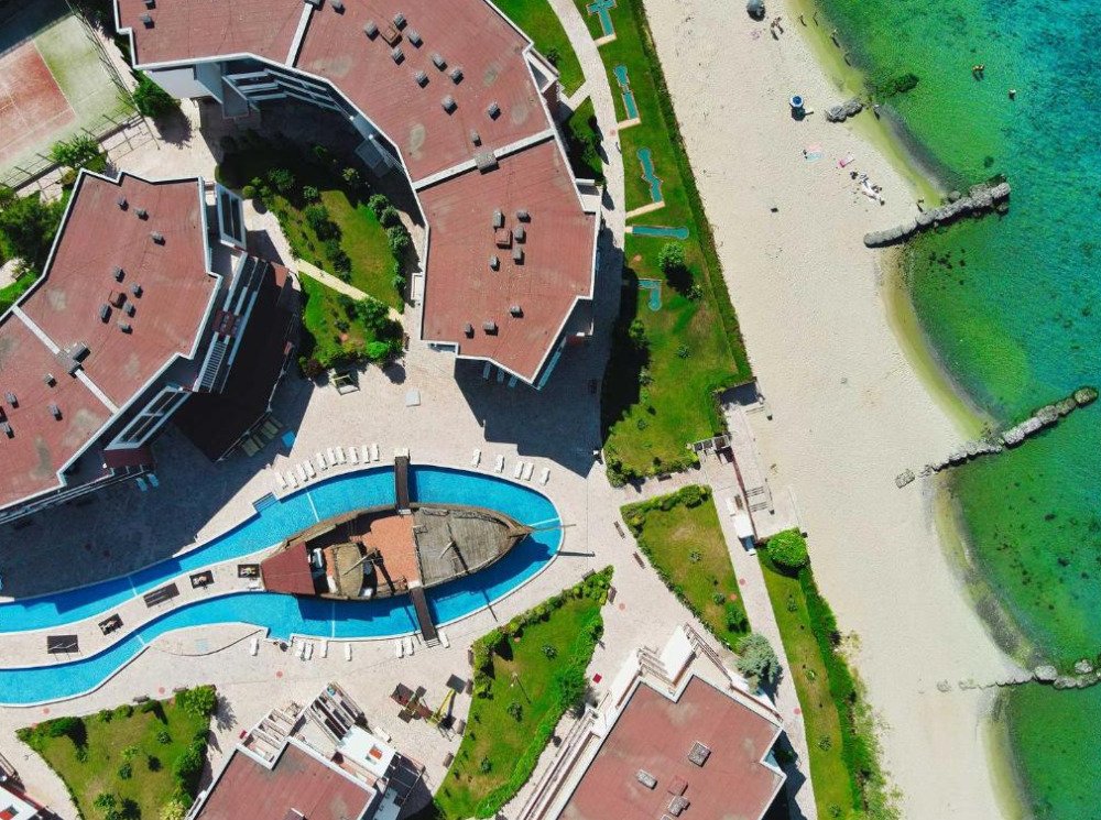 Просторен тристаен апартамент с панорамна гледка към морето в комплекс Privilege Fort Beach