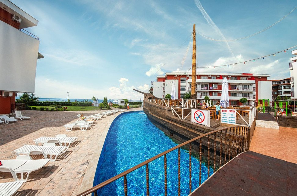 Просторен тристаен апартамент с панорамна гледка към морето в комплекс Privilege Fort Beach
