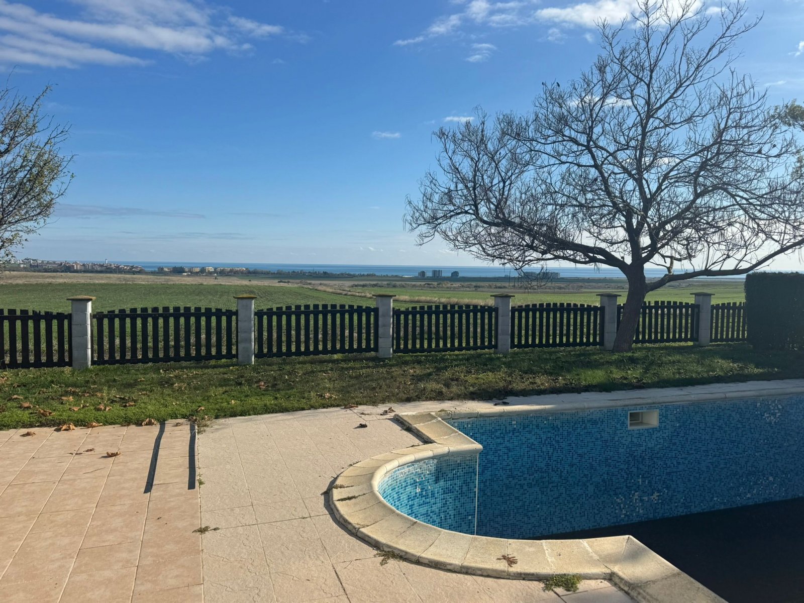просторна двуетажна къща с впечатляваща гледка море във Floral Hills, част от Vineyards Resort