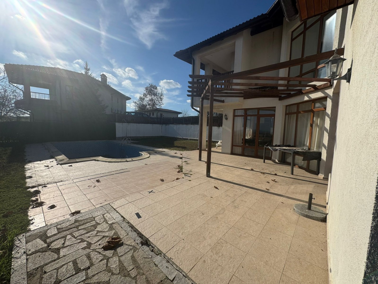 просторна двуетажна къща с впечатляваща гледка море във Floral Hills, част от Vineyards Resort