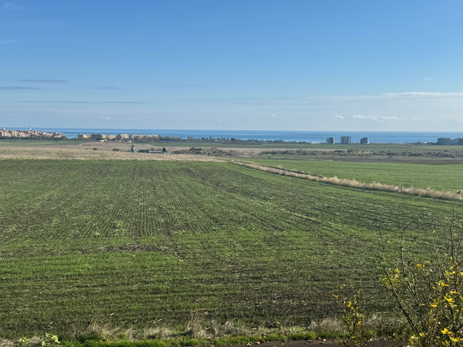 просторна двуетажна къща с впечатляваща гледка море във Floral Hills, част от Vineyards Resort
