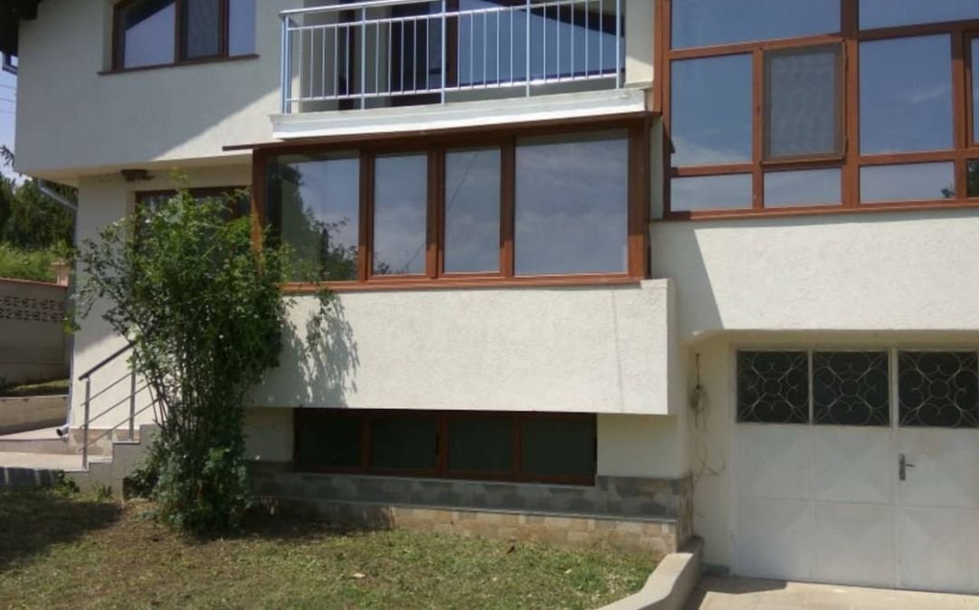 Голям щедър дом (370 м²) на парцел с собствено лозе в село Детелина, област Варна, България за продажба