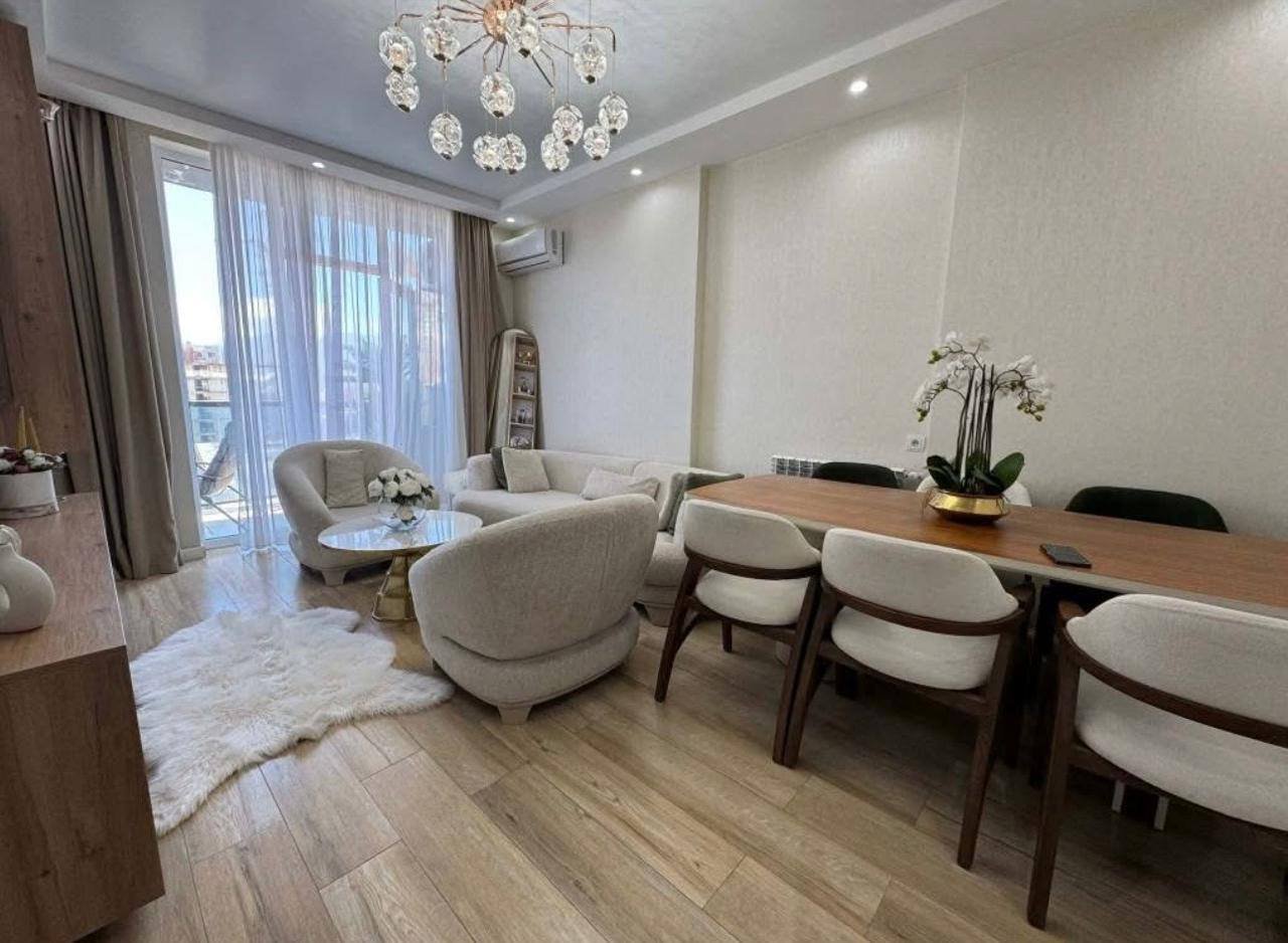 Стилно 3-стайно жилище на висок етаж в Guru Residence, Батуми, Грузия – наскоро реновирано, изцяло обзаведено и близо до морето.