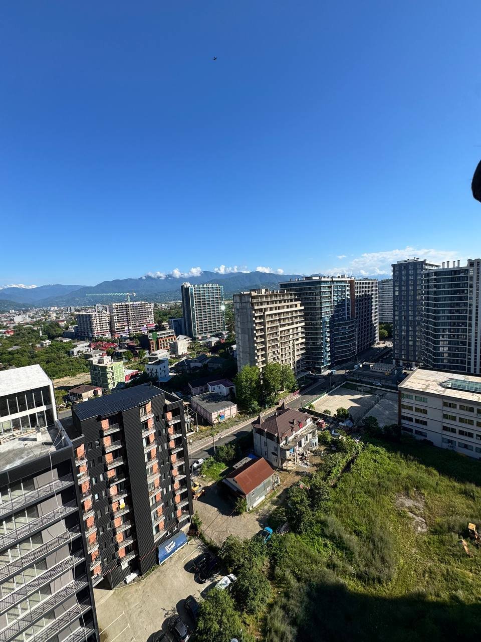 Стилно двустайно апартамент на високо етаж в Steps Batumi, Грузия, с три балкона и гледка към планината